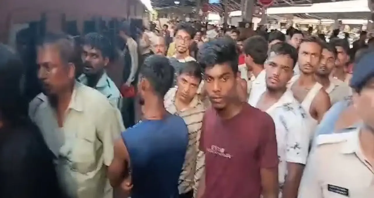 হাওড়া স্টেশনে মিথিলা এক্সপ্রেসে আগুন! গলগল করে ধোঁয়া বেরোতেই আতঙ্কে ছোটাছুটি যাত্রীদের
