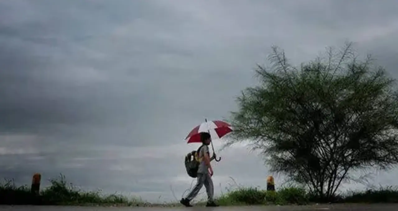 ৬০ কিমি বেগে ঝড়ের সতর্কতা! দক্ষিণবঙ্গের এই জেলায় প্রবল বৃষ্টি ও বজ্রপাতের পূর্বাভাস
