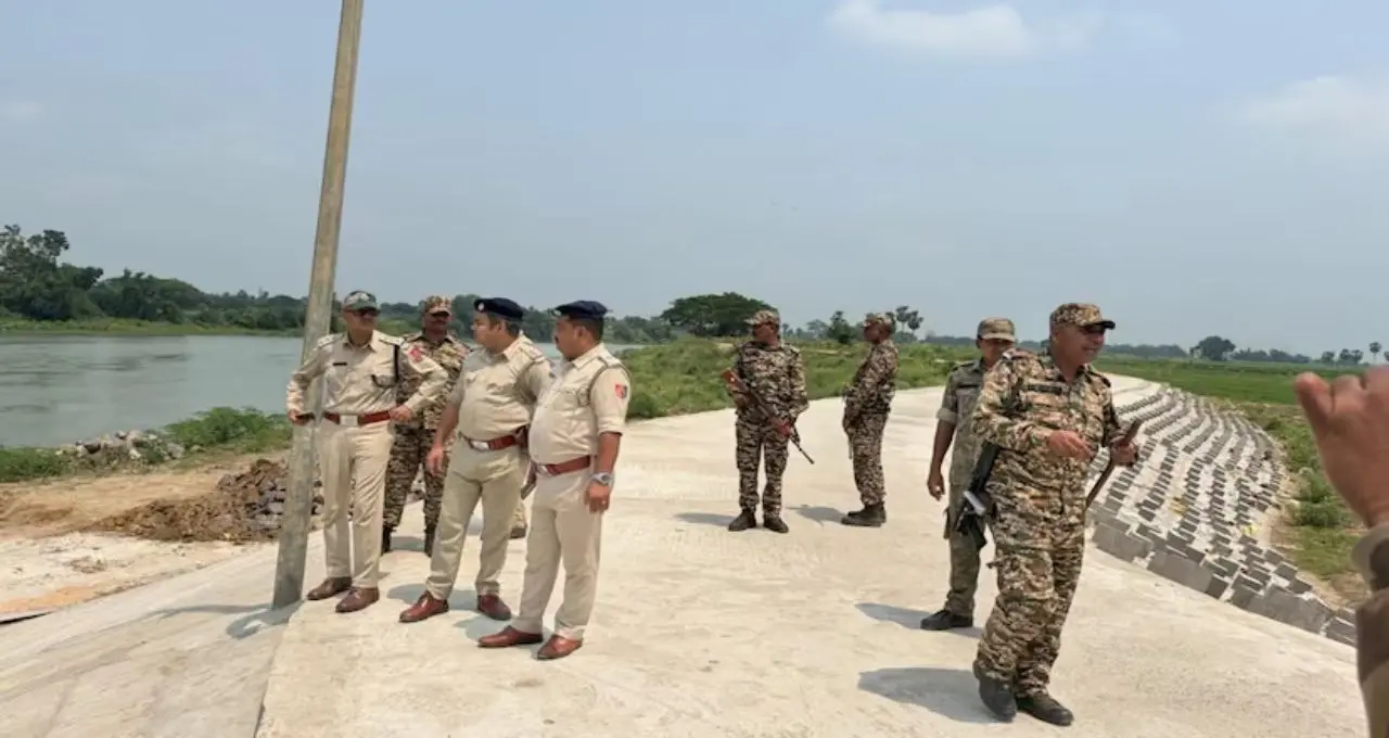 বর্ষার আগেই সতর্ক প্রশাসন! দামোদর নদীবাঁধ পরিদর্শনে আধিকারিকরা, বন্যা রুখতে জোর প্রস্তুতি হাওড়ায়
