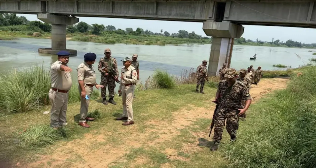 বর্ষার আগেই সতর্ক প্রশাসন! দামোদর নদীবাঁধ পরিদর্শনে আধিকারিকরা, বন্যা রুখতে জোর প্রস্তুতি হাওড়ায়
