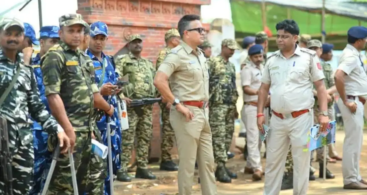 পুলিশের পোশাক ছেড়ে এবার ক্যামেরার সামনে! কানে প্রদর্শিত ছবিতে অভিনয় করে চর্চায় বিষ্ণুপুরের এসডিপিও মৈনাক বন্দ্যোপাধ্যায়
