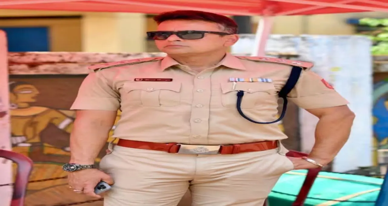 পুলিশের পোশাক ছেড়ে এবার ক্যামেরার সামনে! কানে প্রদর্শিত ছবিতে অভিনয় করে চর্চায় বিষ্ণুপুরের এসডিপিও মৈনাক বন্দ্যোপাধ্যায়
