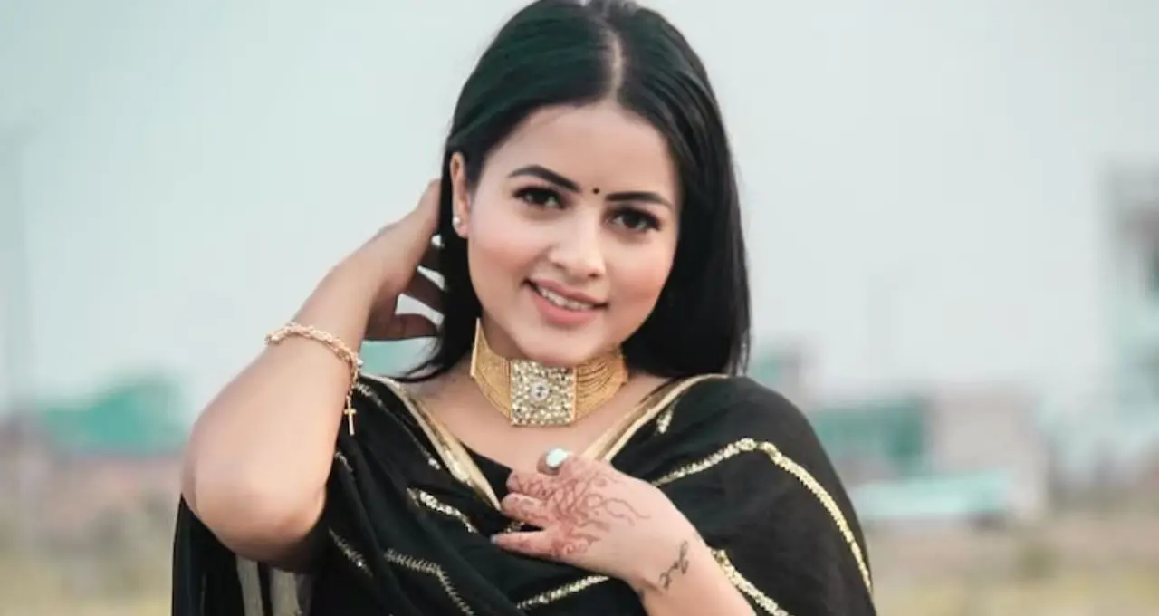 ২৯ বছরেই নিভে গেল সুরের আলো! খাল থেকে উদ্ধার পঞ্জাবি গায়িকা ইন্দর কৌরের দেহ, প্রেম প্রত্যাখ্যানেই কি খুনের ছক?
