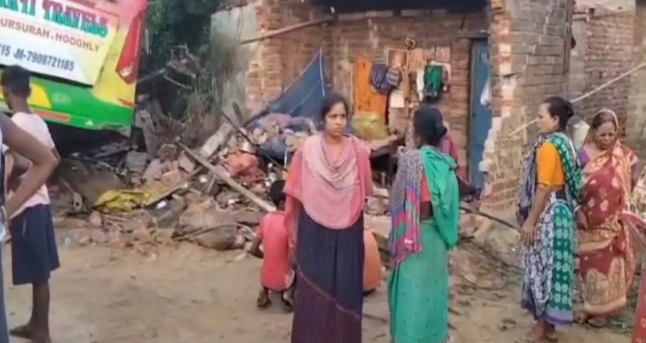 মায়াপুর ফেরত পুণ্যার্থীদের ভয়াবহ দুর্ঘটনা! ইলেকট্রিক পোলে ধাক্কা মেরে বাড়িতে বাস, আশঙ্কাজনক ২