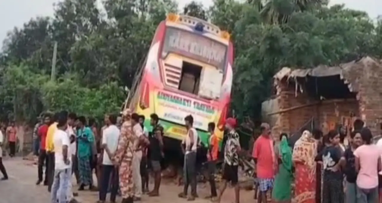 মায়াপুর ফেরত পুণ্যার্থীদের ভয়াবহ দুর্ঘটনা! ইলেকট্রিক পোলে ধাক্কা মেরে বাড়িতে বাস, আশঙ্কাজনক ২