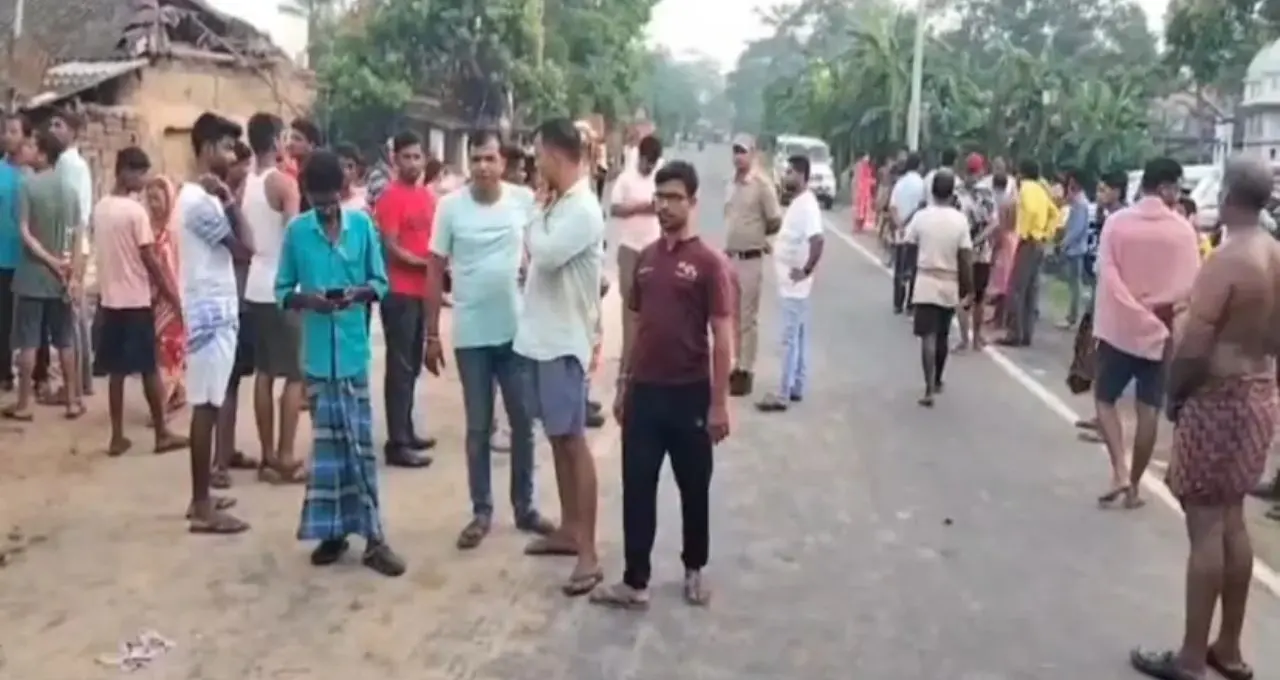 মায়াপুর ফেরত পুণ্যার্থীদের ভয়াবহ দুর্ঘটনা! ইলেকট্রিক পোলে ধাক্কা মেরে বাড়িতে বাস, আশঙ্কাজনক ২