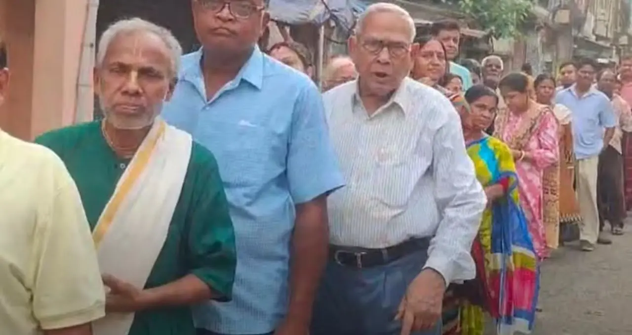 শেষ দফার ভোটে সকাল থেকেই উৎসবের আবহ! বুথে বুথে দীর্ঘ লাইন, আরামবাগে কড়া নিরাপত্তা
