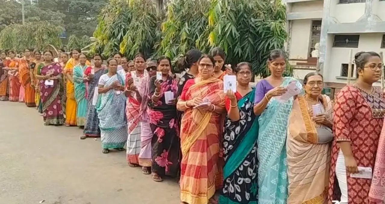 শেষ দফার ভোটে সকাল থেকেই উৎসবের আবহ! বুথে বুথে দীর্ঘ লাইন, আরামবাগে কড়া নিরাপত্তা
