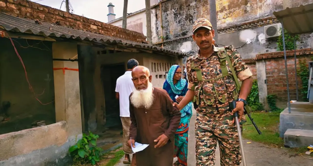 শেষ দফার ভোটে সকাল থেকেই উৎসবের আবহ! বুথে বুথে দীর্ঘ লাইন, আরামবাগে কড়া নিরাপত্তা
