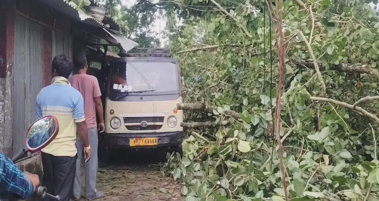 Jalpaiguri News: ভোররাতে কালবৈশাখীর তাণ্ডবে লণ্ডভণ্ড জলপাইগুড়ি! ক্ষতিগ্রস্ত শতাধিক বাড়ি, ব্যাহত ট্রেন চলাচল