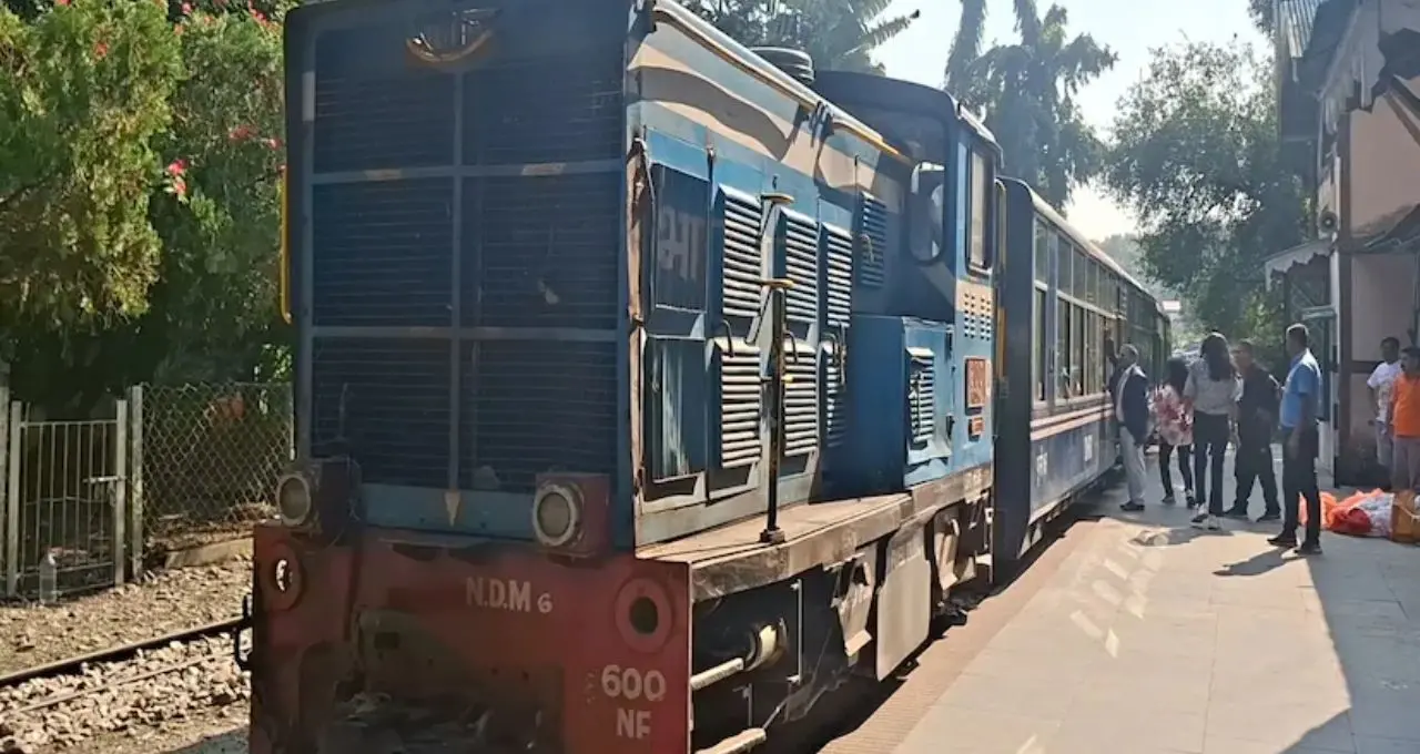 ১ কিমি রাস্তা পেরোতে ৮ ঘণ্টা! যানজটে নাজেহাল দার্জিলিং, পড়ুয়াদের জন্য চালু হচ্ছে বিশেষ টয়ট্রেন পরিষেবা
