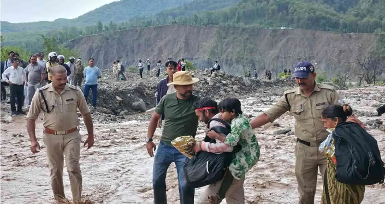 पूर्णागिरि मार्ग पर बाढ़ से फंसे हजारों श्रद्धालु, तीन घंटे के रेस्क्यू में सभी सुरक्षित निकाले गए