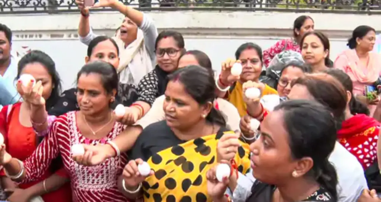 पश्चिम बंगाल में अभिषेक बनर्जी पर हमले की तस्वीरें: भीड़ ने अंडे-पत्थर फेंके, हेलमेट पहनाकर सुरक्षित निकाला गया