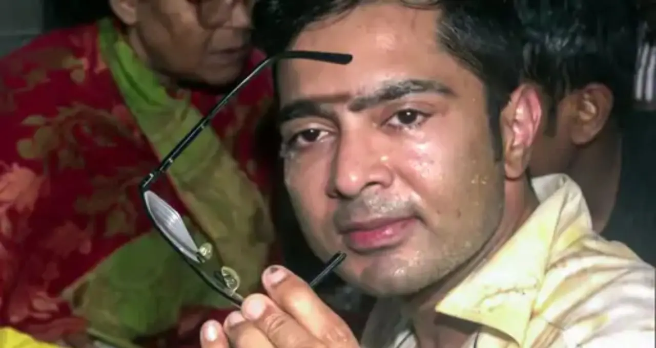 पश्चिम बंगाल में अभिषेक बनर्जी पर हमले की तस्वीरें: भीड़ ने अंडे-पत्थर फेंके, हेलमेट पहनाकर सुरक्षित निकाला गया