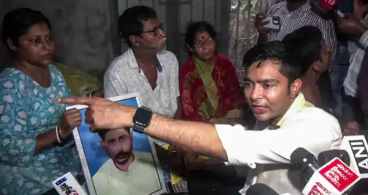 पश्चिम बंगाल में अभिषेक बनर्जी पर हमले की तस्वीरें: भीड़ ने अंडे-पत्थर फेंके, हेलमेट पहनाकर सुरक्षित निकाला गया