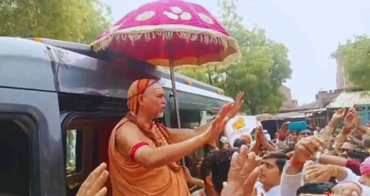जालौन में अविमुक्तेश्वरानंद की अपील, गौसेवा करने वालों को वोट देने का आह्वान