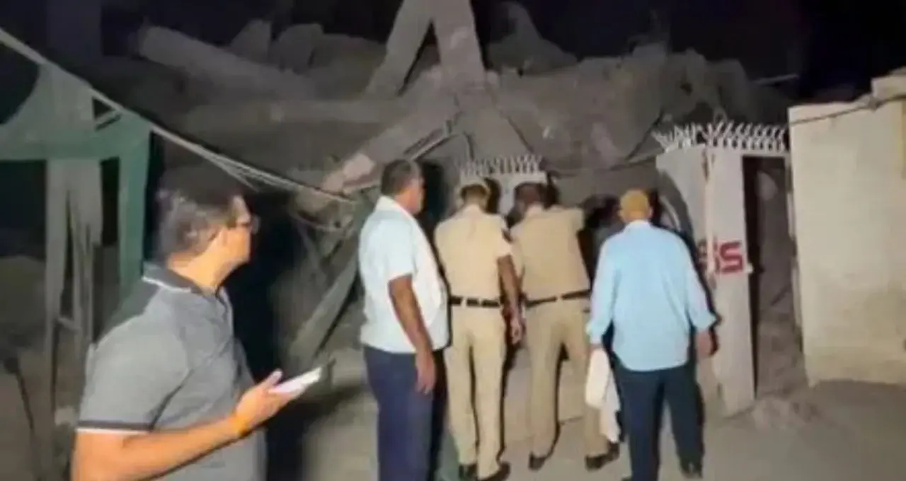 दिल्ली के साकेत में 5 मंजिला इमारत ढही, रेस्क्यू ऑपरेशन जारी; कई लोगों के फंसे होने की आशंका