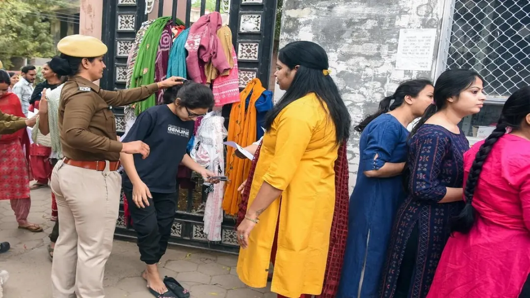 भर्ती परीक्षा में सख्ती महिलाओं के जूड़े खुलवाए चेन, चश्मे उतरवाए दाढ़ी तक की जांच