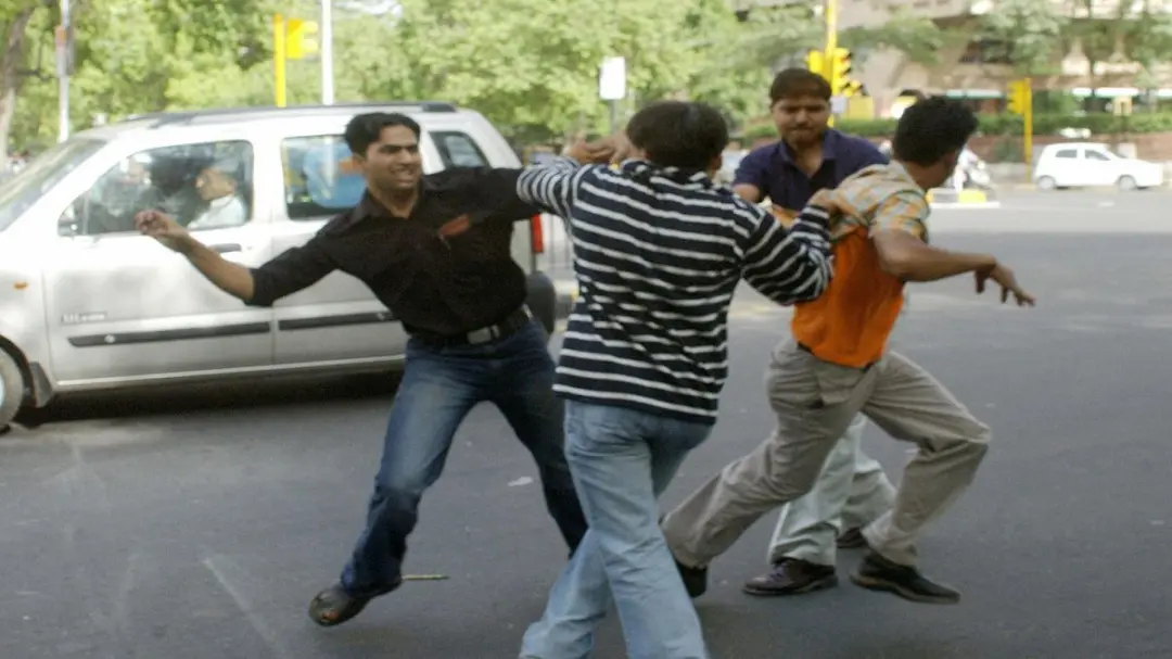 सड़क पर हाईवोल्टेज ड्रामा! कार-बाइक की टक्कर के बाद जमकर मारपीट, VIDEO वायरल