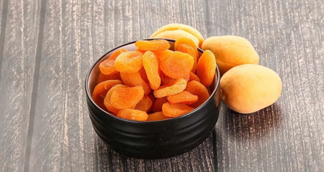 सुबह खाली पेट खुबानी का पानी पीने के फायदे: पाचन, त्वचा, दिल और खून की सेहत के लिए प्राकृतिक वरदान