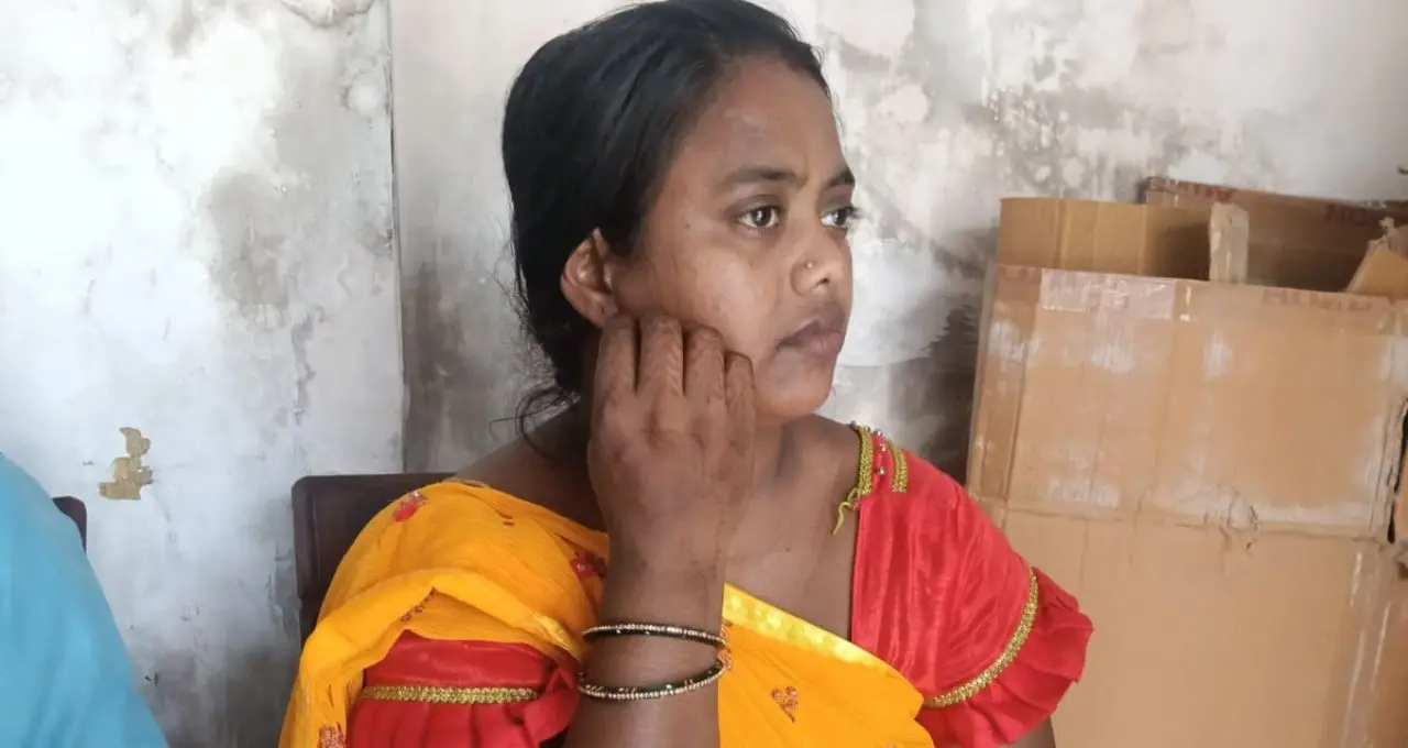 कानपुर में ‘गेंदा फूल ठगी’ का मामला: महिला को कथित रूप से सम्मोहित कर नकदी व सामान लेकर फरार