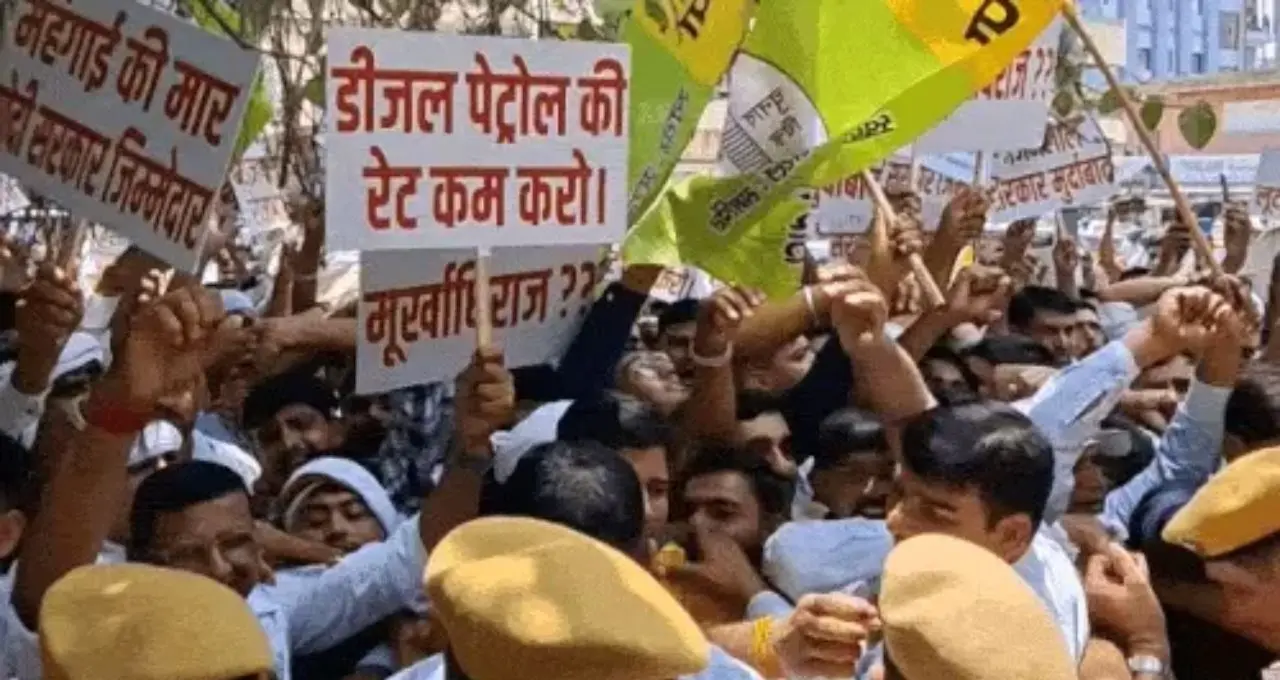 सीकर में राजनीतिक और सामाजिक तनाव चरम पर: RLP कार्यकर्ताओं का कलेक्ट्रेट में हंगामा