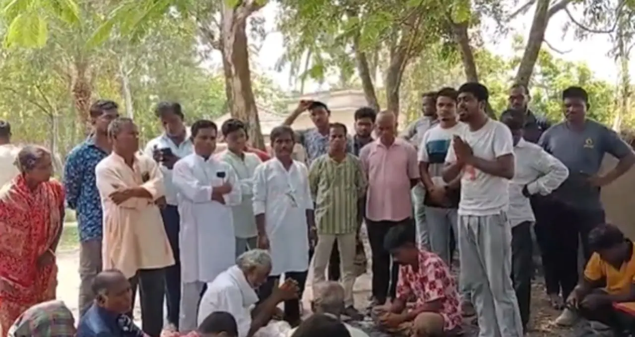 पश्चिम बंगाल में TMC नेताओं पर वसूली के आरोप, कई जिलों में पैसे लौटाने का दावा