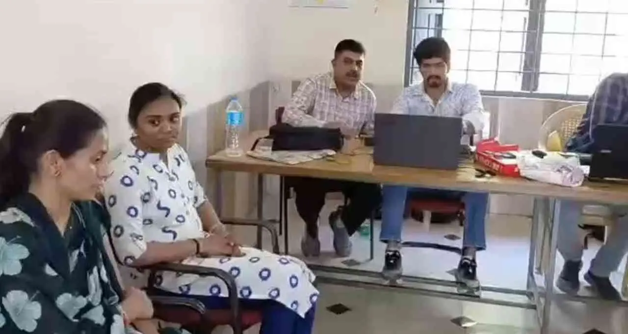 बड़वानी में लोकायुक्त की कार्रवाई, मानदेय जारी करने के नाम पर रिश्वत लेते दलाल गिरफ्तार