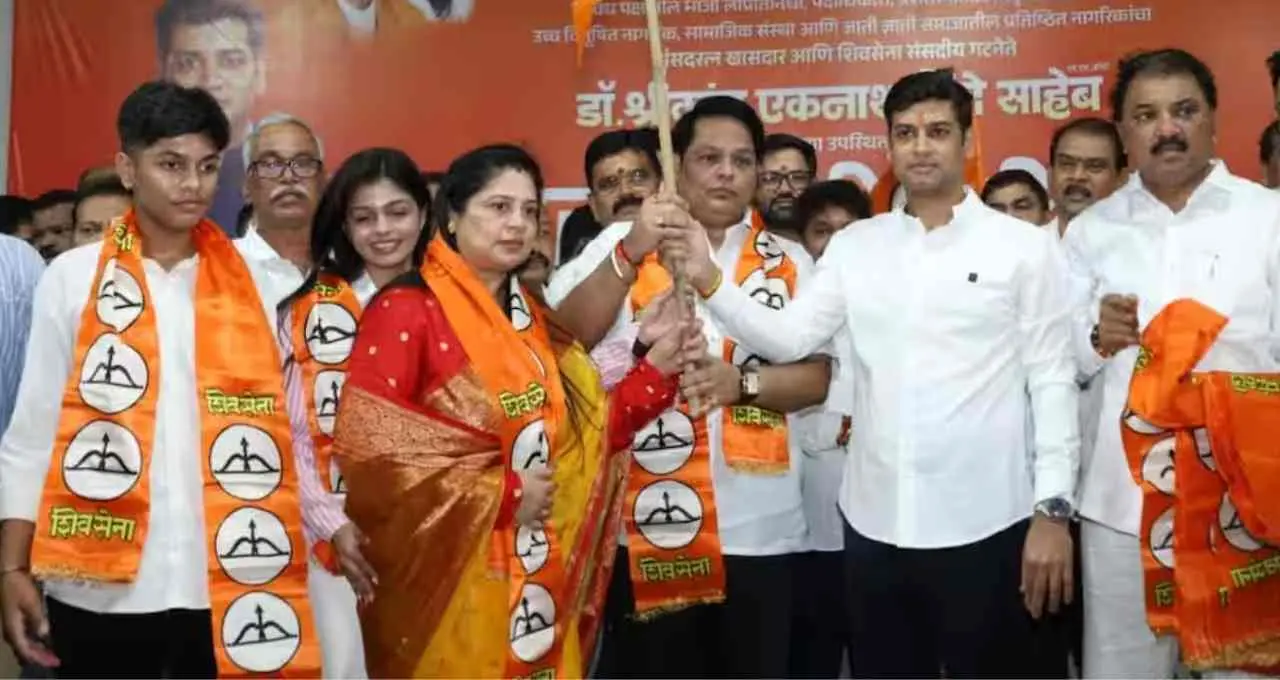 Maharashtra Politics: BJP और उद्धव गुट को बड़ा झटका, शिंदे शिवसेना में शामिल हुए कई नेता