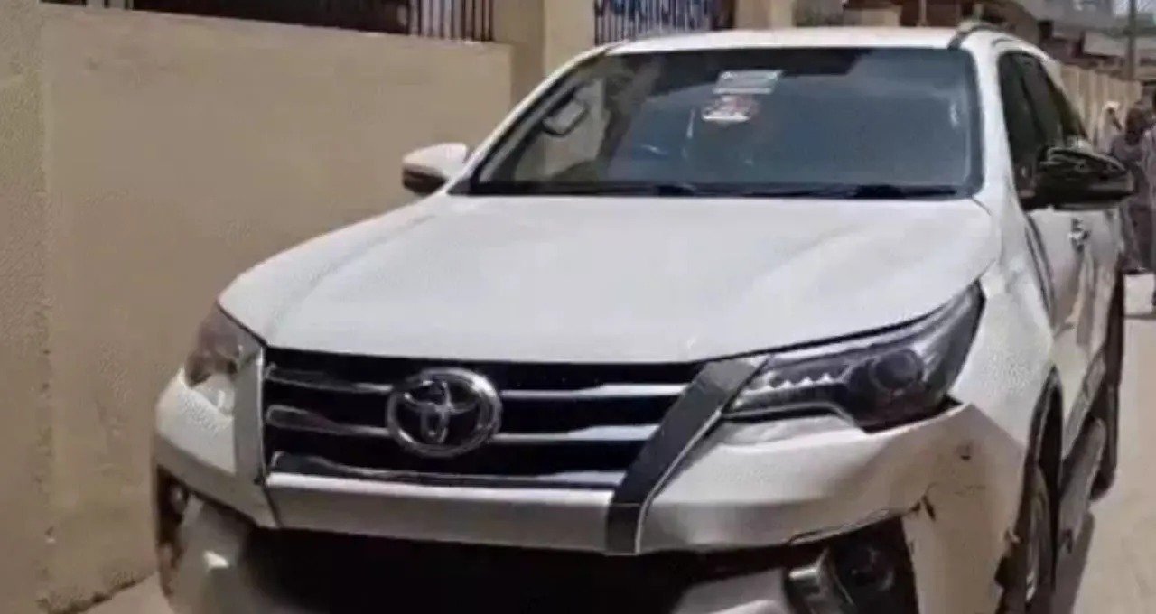 सीकर विधायक की गाड़ी और बाइक में टक्कर, घायल युवक को अस्पताल पहुंचाया