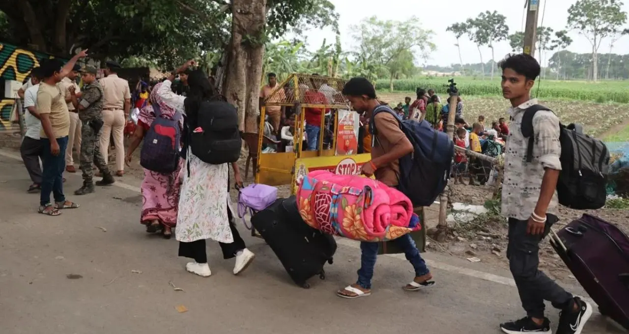 पश्चिम बंगाल बॉर्डर पर बढ़ी हलचल: अवैध प्रवासी खुद लौटने के लिए पहुंच रहे हैं, भारत–बांग्लादेश सीमा पर तनाव