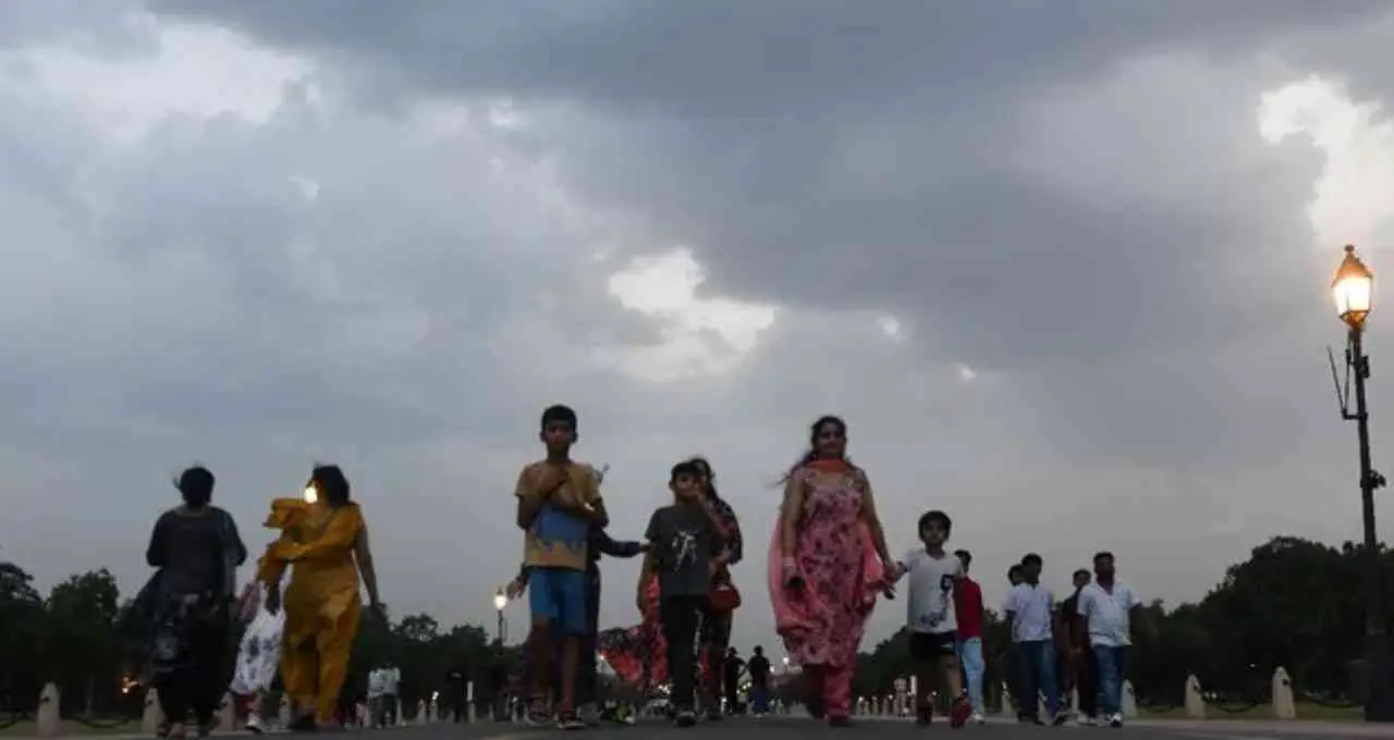 Weather Update: दिल्ली से हिमाचल तक बारिश के आसार, कई राज्यों में भारी वर्षा का अलर्ट