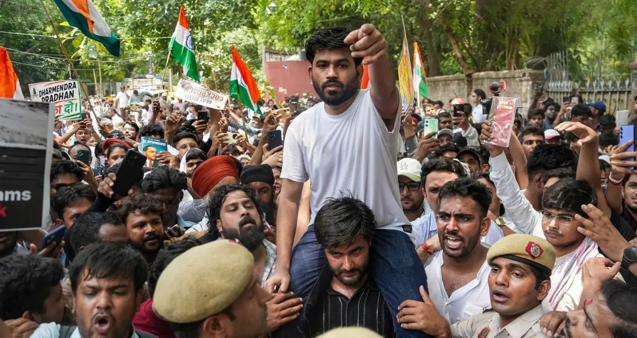 कॉकरोच जनता पार्टी (CJP): शिक्षा मंत्री के इस्तीफे की मांग को लेकर देशभर में प्रदर्शन का ऐलान