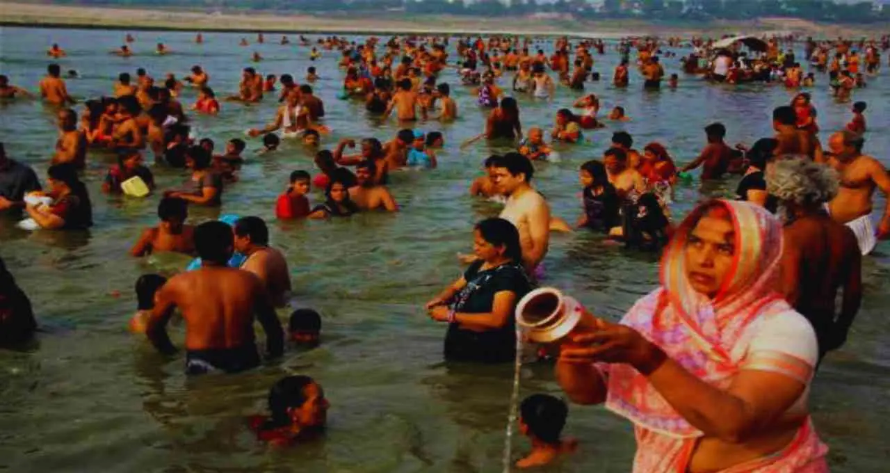 स्नान करते समय किस दिशा में होना चाहिए मुख? जानिए शास्त्रों में बताए गए नियम
