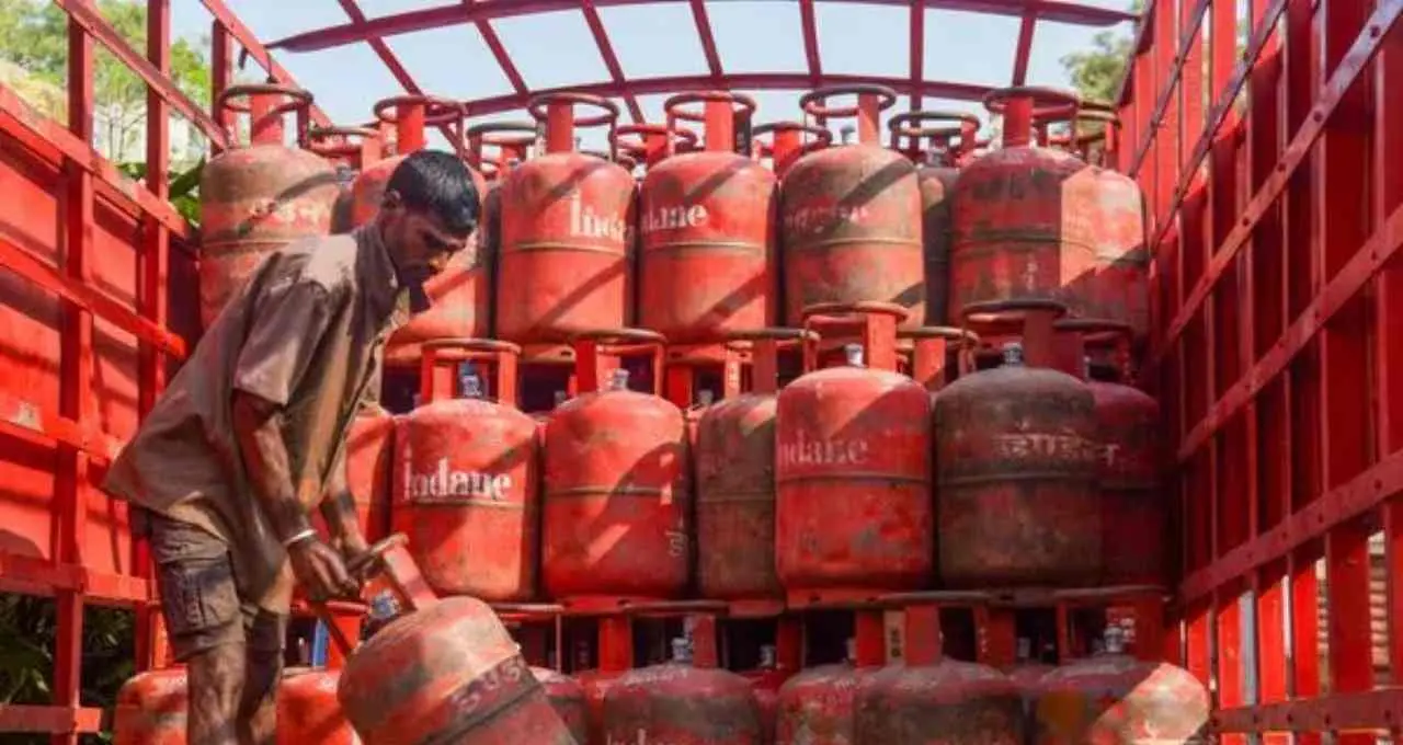 उज्ज्वला योजना में बड़ा बदलाव: सालाना 12 से घटकर 4 हुए LPG सिलेंडर