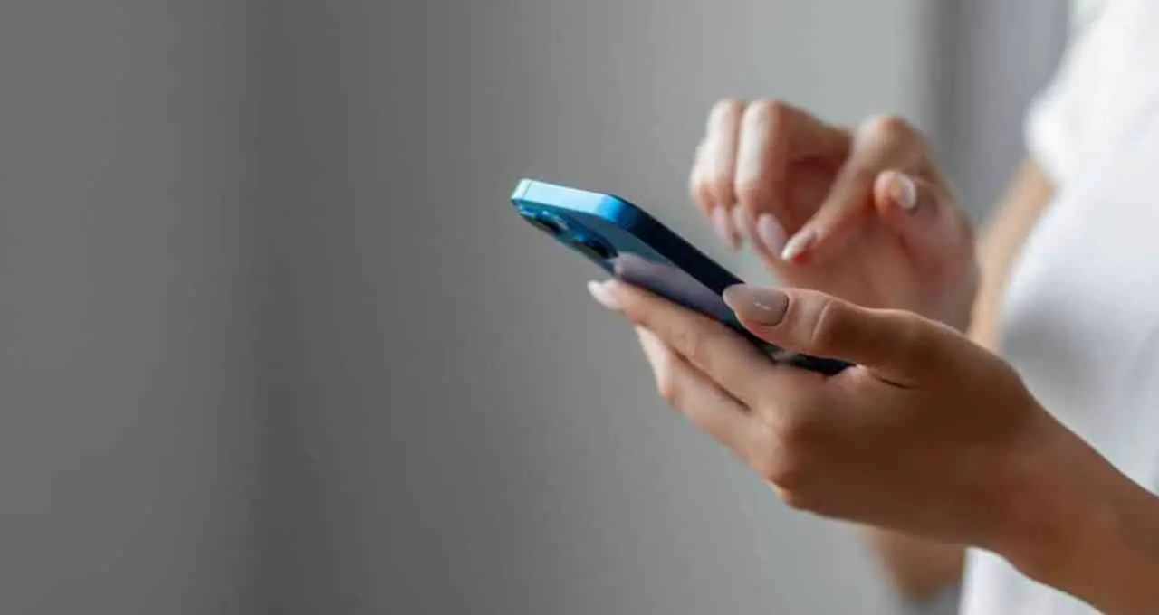 क्या स्मार्टफोन घटा रहे हैं जन्म दर? नई रिसर्च में iPhone और इंटरनेट पर बड़ा दावा