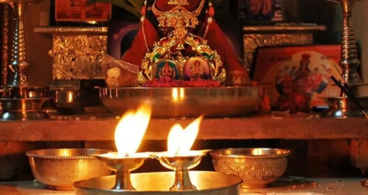 দাঁড়িয়ে পুজো করছেন? বাস্তুশাস্ত্রে সতর্কবার্তা, সংসারে অশান্তি ডেকে আনতে পারে এই অভ্যাস!
