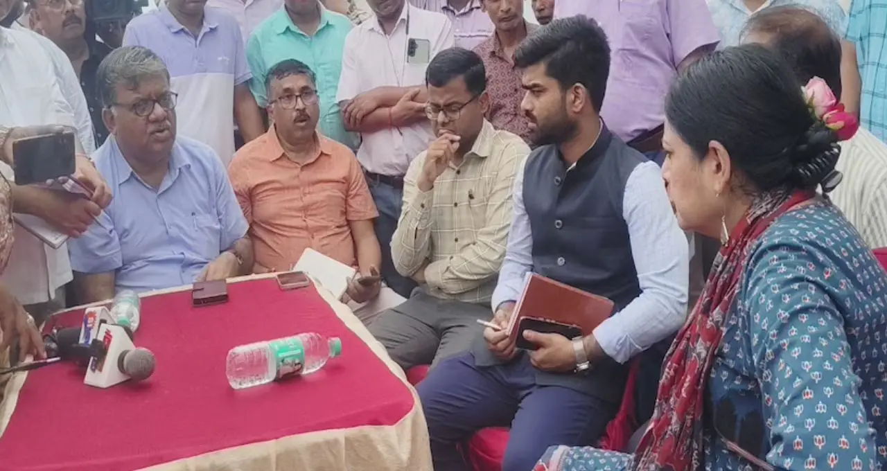 জলপাইগুড়িতে ঘরে ঘরে আম্রুতের জল, রাস্তায় থুতু ফেললেই জরিমানা! বড় ঘোষণা মন্ত্রী অগ্নিমিত্রা পলের
