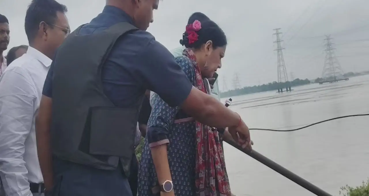 জলপাইগুড়িতে ঘরে ঘরে আম্রুতের জল, রাস্তায় থুতু ফেললেই জরিমানা! বড় ঘোষণা মন্ত্রী অগ্নিমিত্রা পলের
