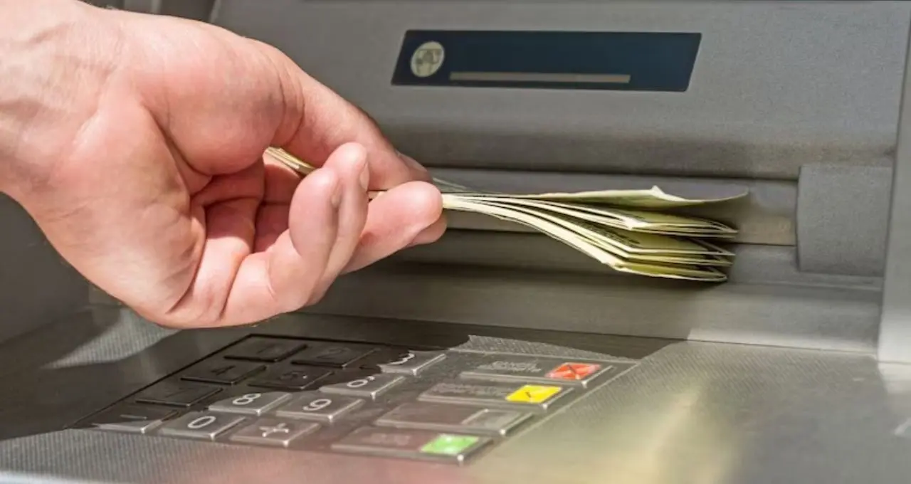 দেশজুড়ে ATM পরিষেবা বন্ধের আশঙ্কা! ছোট শহর ও মফস্বলে নগদের সংকট, RBI-র দ্বারস্থ ATM অপারেটররা
