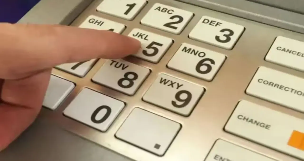 দেশজুড়ে ATM পরিষেবা বন্ধের আশঙ্কা! ছোট শহর ও মফস্বলে নগদের সংকট, RBI-র দ্বারস্থ ATM অপারেটররা
