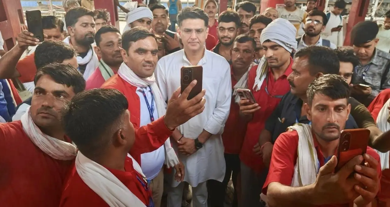 हिण्डौन में सचिन पायलट का भव्य स्वागत: क्रेन से फूलों की बारिश, गूंजे “आई लव यू” और “पायलट जिंदाबाद” के नारे