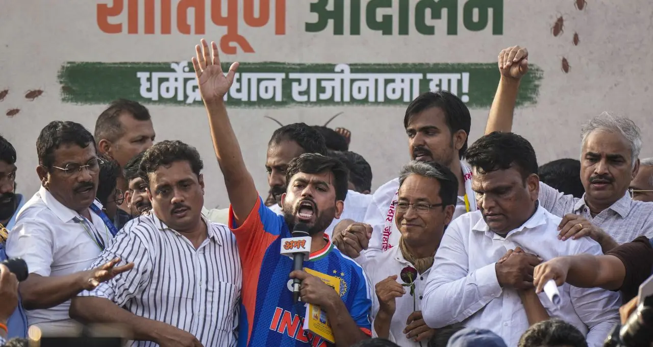 बेंगलुरु में बारिश के बीच ‘कॉकरोच जनता पार्टी’ का प्रदर्शन: प्रकाश राज शामिल, शिक्षा मंत्री के इस्तीफे की मांग तेज