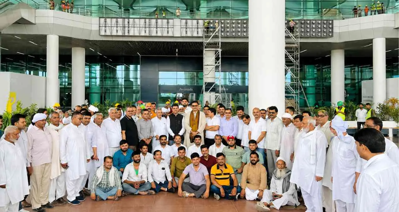 नोएडा इंटरनेशनल एयरपोर्ट पर पहली फ्लाइट पहुंची, 150 किसान भी करेंगे हवाई सफर