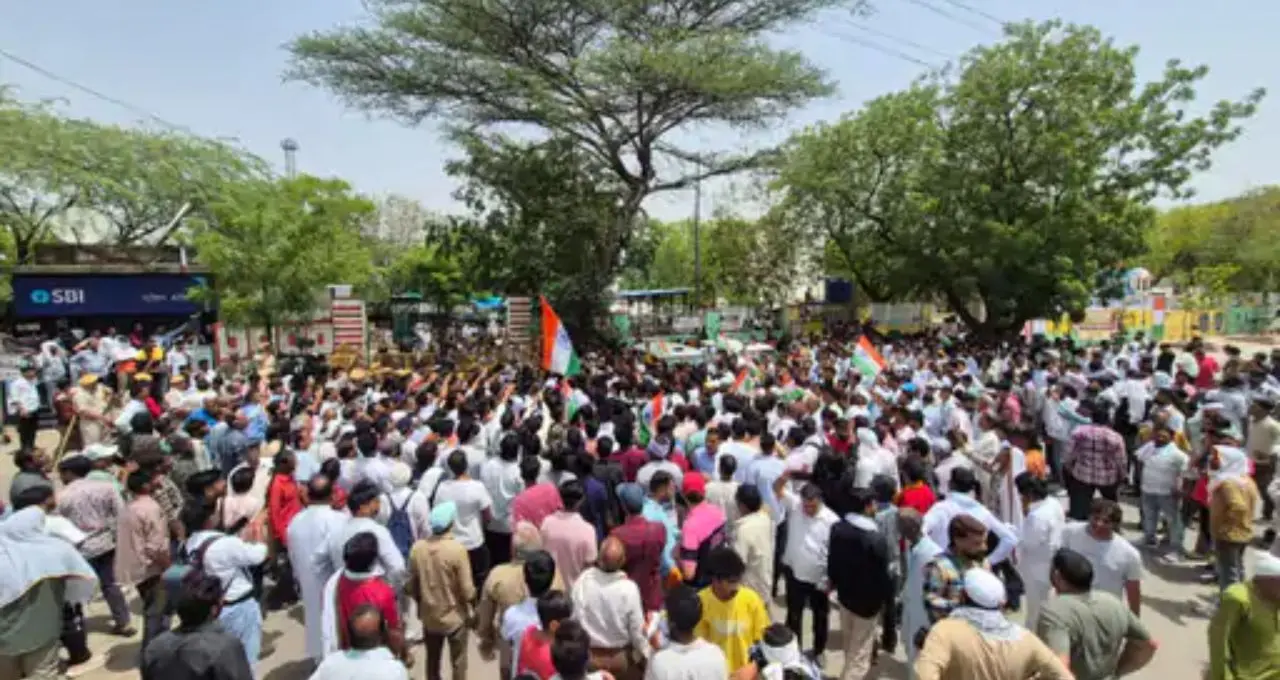 झुंझुनूं में नाम बदलने के विरोध में पूर्व मंत्री का प्रदर्शन, गर्मी में बिगड़ी तबीयत, कलेक्ट्रेट पर तनाव