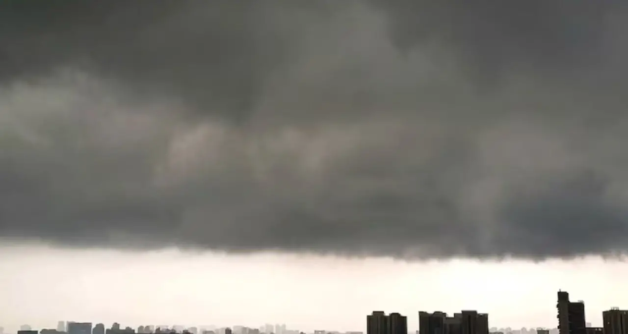 IMD Weather Update: আষাঢ়ের শুরুতেই উত্তরের ৫ জেলায় ভারী থেকে অতি ভারী বৃষ্টির সতর্কতা, কলকাতায় কবে নামবে জোর বর্ষা?
