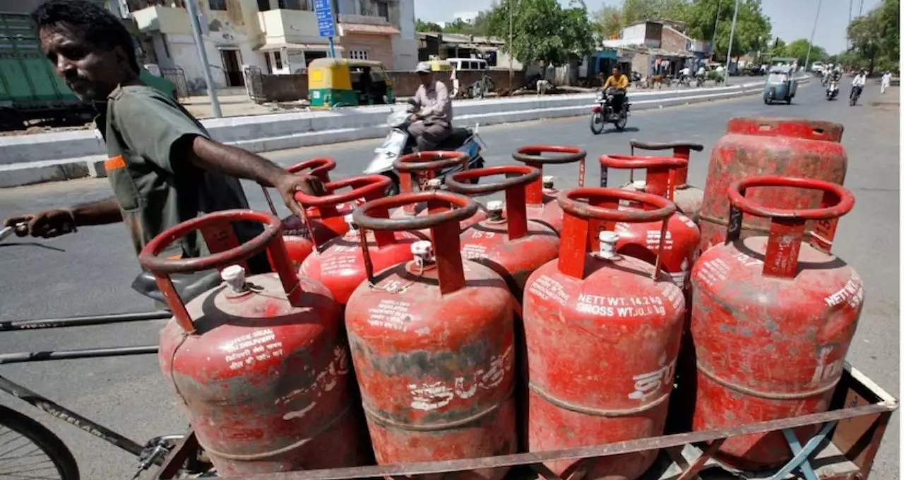 গ্যাস সিলিন্ডারে A-26 বা D-28 লেখা দেখেছেন? লুকিয়ে আছে বড় নিরাপত্তা বার্তা, জানেন এর আসল অর্থ?

