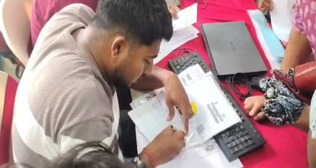 বার্ধক্য ভাতা ১০০০ থেকে ২০০০ টাকা! নতুন করে ফর্ম ফিল-আপ করতে হবে? বিভ্রান্তি কাটাল প্রশাসন
