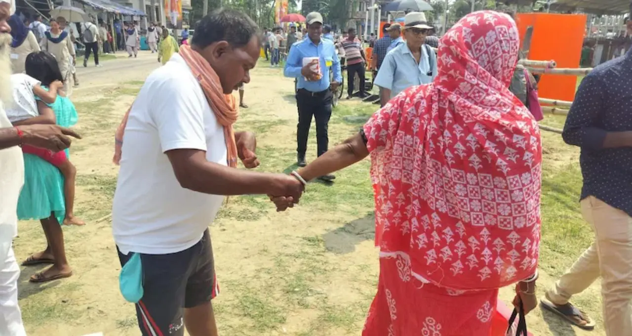 বার্ধক্য ভাতা ১০০০ থেকে ২০০০ টাকা! নতুন করে ফর্ম ফিল-আপ করতে হবে? বিভ্রান্তি কাটাল প্রশাসন
