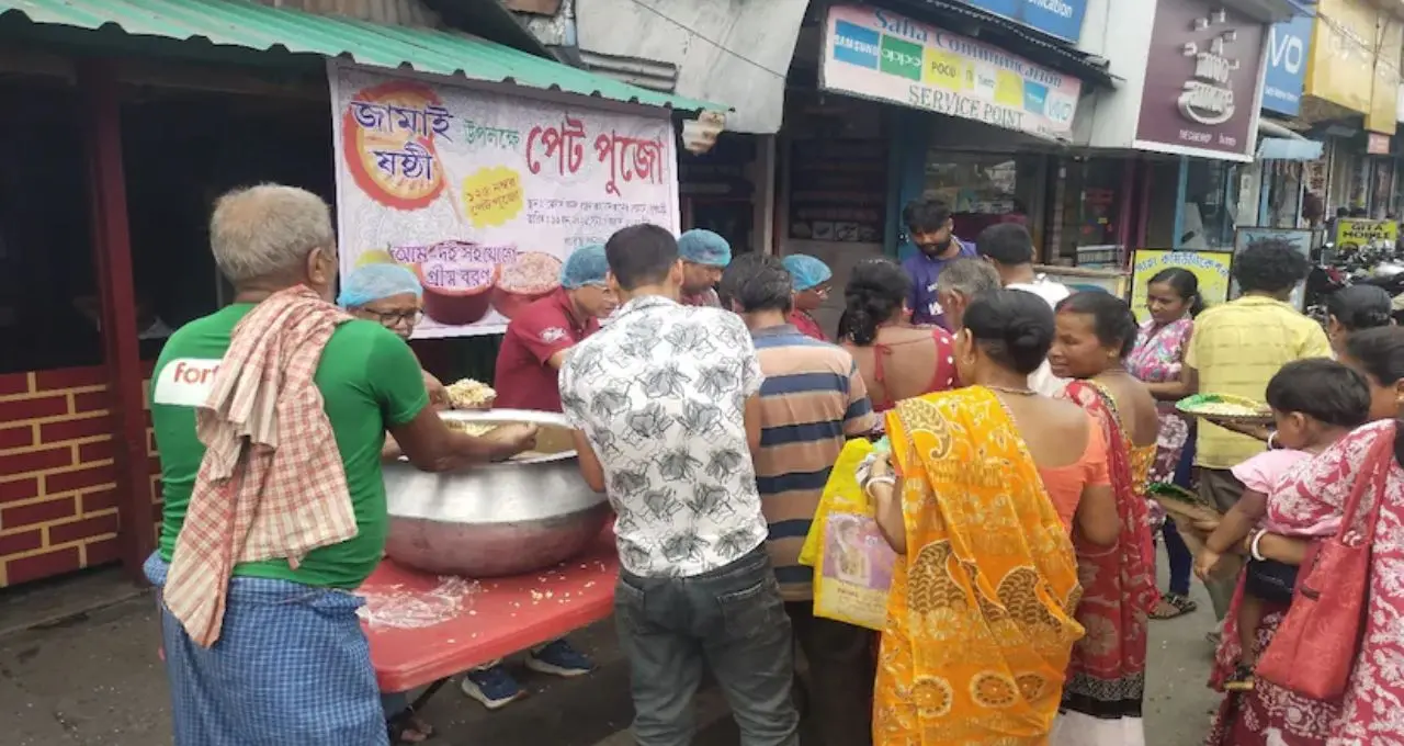 Jamai Sasthi 2026: জামাইষষ্ঠীর আগেই পথে বসলেন 'জামাইরা'! ধূপগুড়িতে অভিনব আয়োজনে নজর কাড়ল স্বেচ্ছাসেবী সংস্থা
